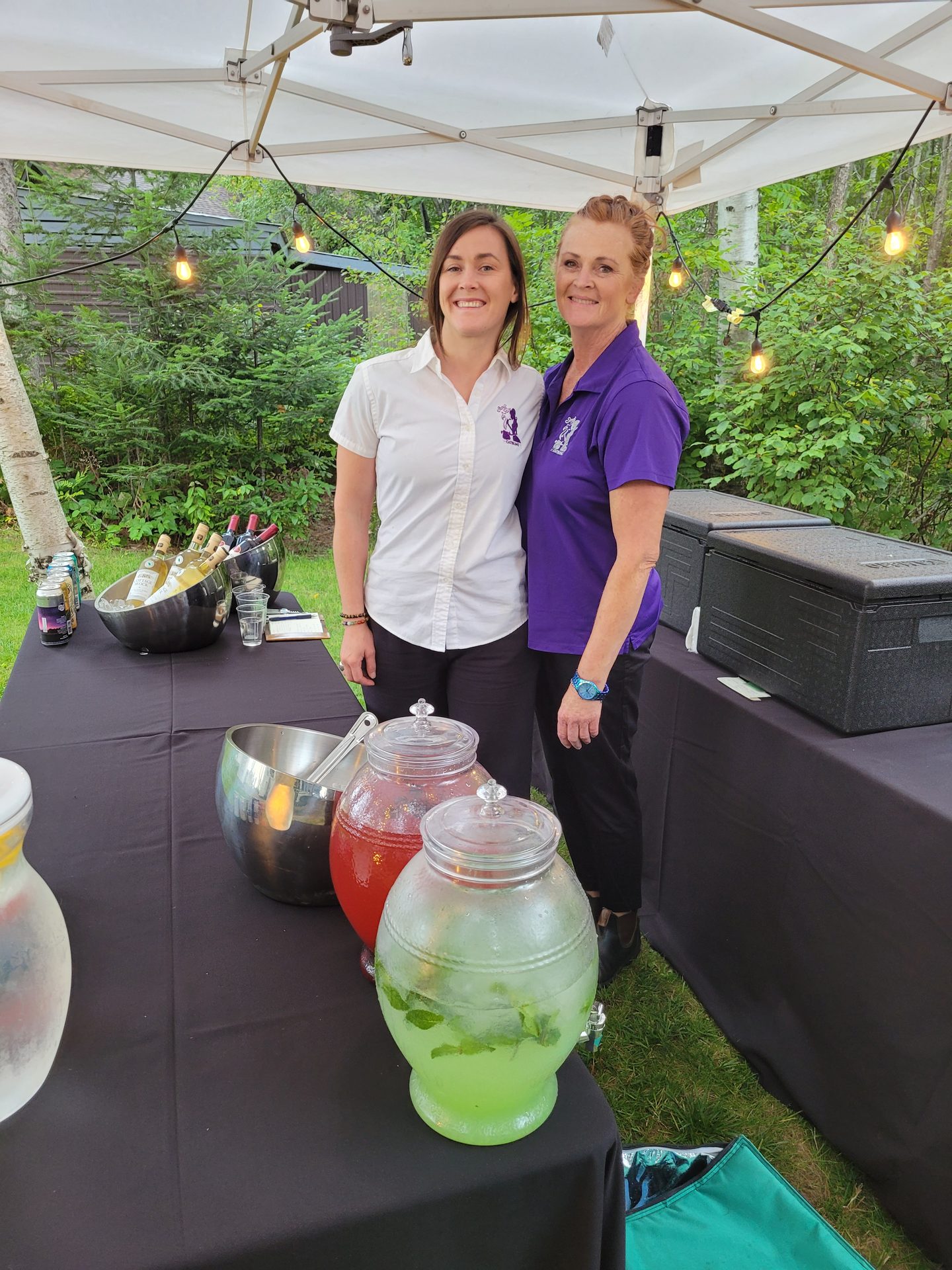Savoir Faire Custom Catering bar service at a backyard event
